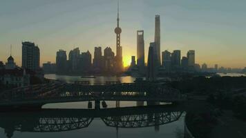 panorama- shanghai horisont och waibaidu bro på soluppgång. lujiazui finansiell distrikt och huangpu flod. Kina. antenn se. Drönare är flygande bakåt och uppåt. upprättande skott video