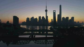 panorâmico Xangai Horizonte às alvorecer. Lujiazui financeiro distrito e Huangpu rio. China. aéreo visualizar. zangão é vôo lateralmente e para cima. estabelecendo tiro video