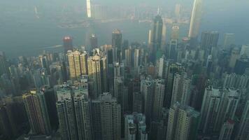 Hong kong Horizont und Victoria Hafen. Antenne Sicht. Drohne ist fliegend nach vorne, Kamera ist kippen hoch. Festlegung Schuss video