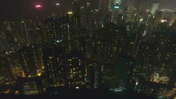hong kong residencial edificios a noche. aéreo vertical De arriba hacia abajo vista. zumbido es volador oblicuo. estableciendo Disparo video