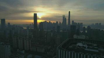 Shanghai horizon Bij zonsopkomst. antenne visie. China. dar is vliegend vooruit over- de dak van wolkenkrabber. vaststelling schot video