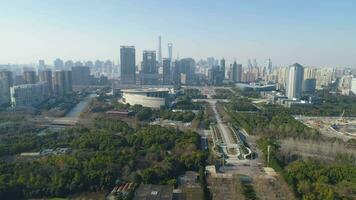 groen park en Shanghai downtown Bij zonnig dag. China. antenne visie. dar is vliegend vooruit en omhoog. vaststelling schot video