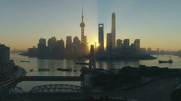panoramisch Shanghai horizon Bij zonsopkomst. China. antenne visie. dar is vliegend vooruit over- monument naar de mensen helden. vaststelling schot. video