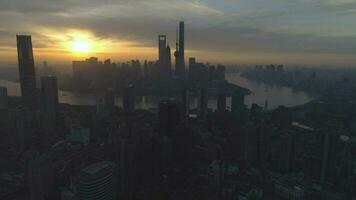Xangai paisagem urbana às ensolarado nascer do sol. aéreo visualizar. China. zangão é vôo para trás. estabelecendo tiro video