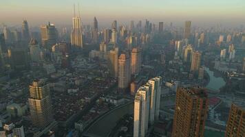 Shanghai horizon in de zonnig ochtend. puxi wijk. China. antenne hoog hoogte visie. dar is vliegend achteruit. vaststelling schot video