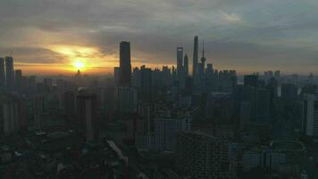 Xangai Horizonte às ensolarado nascer do sol. aéreo visualizar. China. zangão é vôo lateralmente e para baixo. estabelecendo tiro video