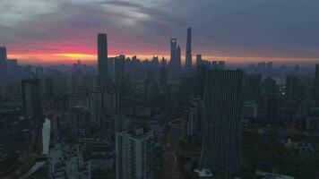 panorâmico aéreo Visão do Xangai Horizonte às crepúsculo. China. zangão é vôo para cima. estabelecendo tiro video