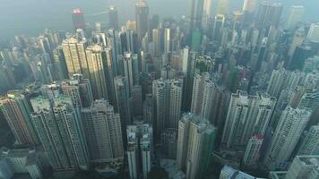 hong kong residencial edificios aéreo vertical De arriba hacia abajo vista. zumbido es volador oblicuo rápido. estableciendo disparo.. video