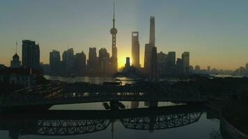 panorama- shanghai horisont och waibaidu bro på soluppgång. lujiazui finansiell distrikt och huangpu flod. Kina. antenn se. Drönare är flygande uppåt. upprättande skott video