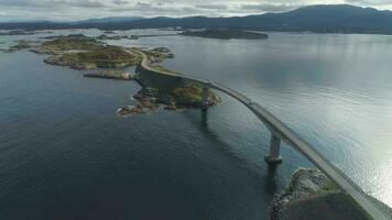 Autos sind gehen auf storseisundet Brücke. atlantisch Ozean Straße im Norwegen. Antenne Sicht. Drohne Umlaufbahnen um, Kamera kippt oben video