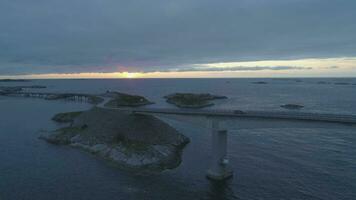 atlantisch Ozean Straße im Norwegen beim Sommer- Sonnenuntergang. Auto ist gehen auf storseisundet Brücke. Antenne Aussicht video