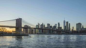 stadsbild av lägre manhattan och brooklyn bro, ny york i de kväll. förenad stater av amerika. dag till natt tid upphöra video