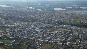 bostads- grannskap av hoboken stad och hudson flod i sommar dag. ny jersey, förenad stater. antenn se. bred skott video