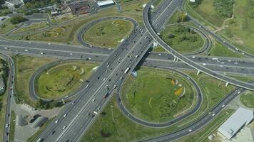 complex weg knooppunt en auto's verkeer in zonnig zomer dag. antenne visie. dar is vliegend vooruit, camera is kantelen naar beneden video