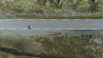 professioneel fietsers in helmen zijn racing Aan berg weg in Noorwegen Bij zonnig zomer dag. antenne verticaal ondersteboven visie. dar is vliegend zijwaarts video