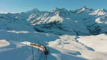 matter berg och gornergrat tåg i vinter- på solnedgång. swiss alperna. schweiz. antenn se video