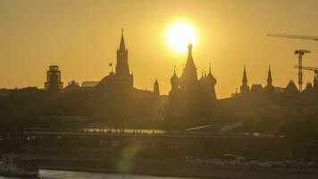 giorno per notte tempo periodo di Mosca Cremlino, santo basilico Cattedrale e zaryadye parco con galleggiante ponte a soleggiato sera. Russia video