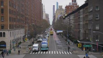 nuevo York ciudad, Estados Unidos - noviembre 22, 2018 carros tráfico en calle en Manhattan a nublado día. intersección de 10 avenida y 23 calle. une estados de America. ver desde alto línea parque. medio Disparo video