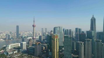 llevar a la fuerza, China - enero 12 2018 panorámica terminado lujiazui financiero distrito en llevar a la fuerza. horizonte y huangpu río a soleado día. aéreo vista. estableciendo Disparo video