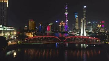 Xangai, China - janeiro 13 2018 iluminado Xangai Horizonte às noite. Lujiazui distrito, Huangpu rio e Suzhou Riacho. China. aéreo visualizar. zangão é vôo para cima e para trás. estabelecendo tiro video