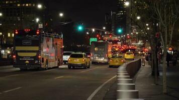 Nouveau york ville, Etats-Unis - novembre 24, 2018 voitures circulation dans inférieur Manhattan à nuit video