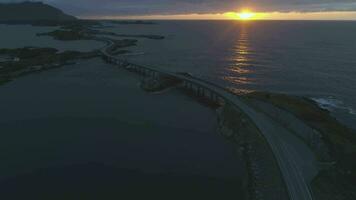 atlantic oceaan weg in Noorwegen Bij zomer zonsondergang. antenne visie. onthullen schot. dar is vliegend naar voren, camera is kantelen omhoog video