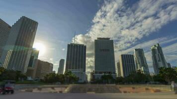 Miami downtown wolkenkrabbers en baai park Bij zonnig dag. tijd vervallen video