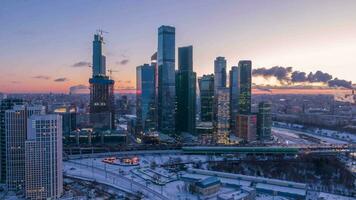 Moskau Stadt Geschäft Center und städtisch Horizont im Winter Morgen. Russland. Antenne hyper Ablauf. Festlegung Schuss video