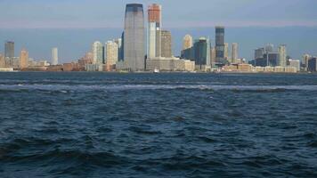jersey stad urban horisont i de morgon. ny york stad. se från de båt, förenad stater av amerika. kamera lutar upp video