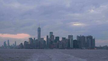 Manhattan orizzonte e nuvoloso cielo. nuovo York città. Visualizza a partire dal il acqua. unisce stati di America video