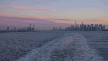 Novo Iorque Manhattan e jérsei cidade urbano Horizonte às nascer do sol. Novo Iorque cidade. Visão a partir de a barco. une estados do América video