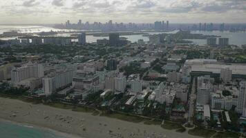 Miami Strand, Ozean und Miami Innenstadt. städtisch Horizont. Antenne Sicht. vereinigt Zustände von Amerika. Hubschrauber Schuss video