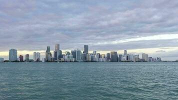 Miami Innenstadt städtisch Stadtbild und Bucht beim Sonnenuntergang. Tag zu Nacht Zeit Ablauf. vereinigt Zustände von Amerika video