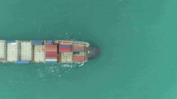 cargo nave nel il mare è passaggio di. aereo verticale dall'alto al basso Visualizza. fuco è librarsi video