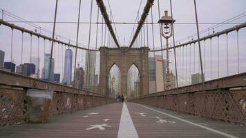 Brooklyn ponte e Manhattan Horizonte. Novo Iorque cidade. Steadicam tomada. Unidos estados do América video