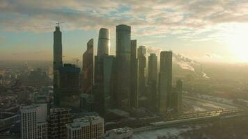 rascacielos de Moscú ciudad negocio centrar y urbano horizonte en soleado invierno Mañana. Rusia. zumbido es orbital y descendiendo estableciendo Disparo video