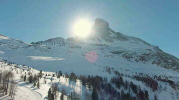 matterhorn berg en zon in winter. noordelijk muur. Zwitsers Alpen. Zwitserland. antenne visie. dar vliegt achteruit video