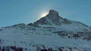 matterhorn montanha dentro ensolarado inverno dia. norte muro. suíço Alpes. Suíça. aéreo visualizar. zangão moscas lateralmente video