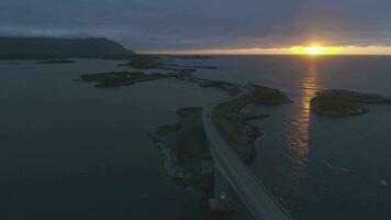 atlantisch Ozean Straße im Norwegen beim Sommer- Sonnenuntergang mit Wagen. Antenne Sicht. Drohne ist fliegend nach vorne video