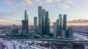 skyskrapor av moskva stad företag Centrum och urban horisont i solig vinter- morgon. Ryssland. antenn hyper upphöra. Drönare flugor uppåt. upprättande skott video