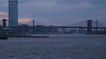 Brooklyn brug en Manhattan brug in de avond. nieuw york stad. visie van de water video