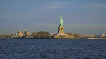 staty av frihet i de morgon, ny york stad, förenad stater av amerika. se från de vatten. steadicam panorering skott video