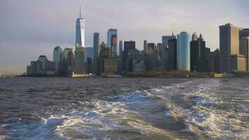 inférieur Manhattan Urbain paysage urbain dans le Matin. Nouveau york ville, caméra s'incline en haut video