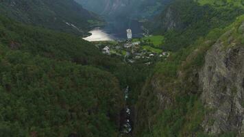 geiranger fiordo e verde montagne. Norvegia. aereo svelare sparo. fuco è volante inoltrare, telecamera è ribaltamento su video