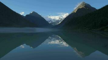 lago akkem e montare beluka nel il mattina. altai montagne. Siberia, Russia video