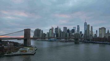 Horizont von niedriger Manhattan und Brooklyn Brücke im das Abend, Neu York Stadt. Tag zu Nacht Zeit Ablauf video