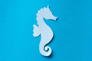 mar caballo papel cortar aislado en azul foto