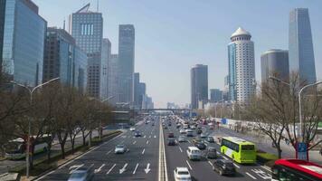 Pequim, China - marcha 15, 2019 central o negócio distrito às Claro dia. arranha-céus e carro tráfego em estrada video