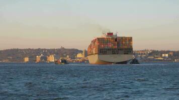 Neu York Stadt, USA - - November 21, 2018 Ladung Schiff mit Behälter im Oberer, höher Neu York Bucht. Aussicht von das Wasser video