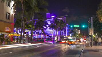 Miami playa, Estados Unidos - noviembre 14, 2018 Oceano conducir calle a noche. cafeterías y la carretera tráfico, hora lapso video